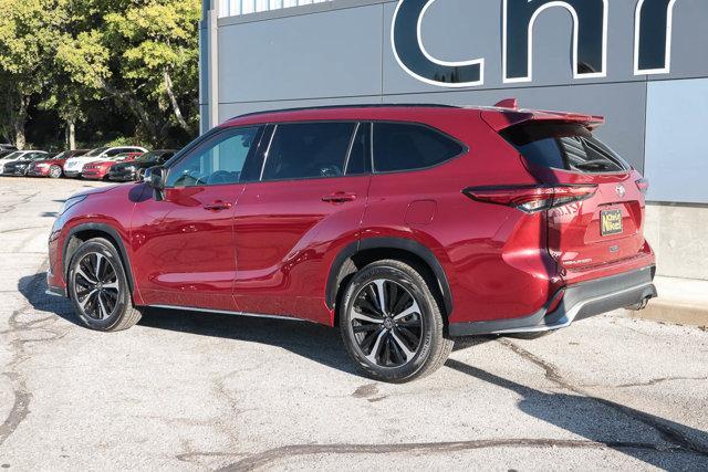 used 2021 Toyota Highlander car, priced at $33,788