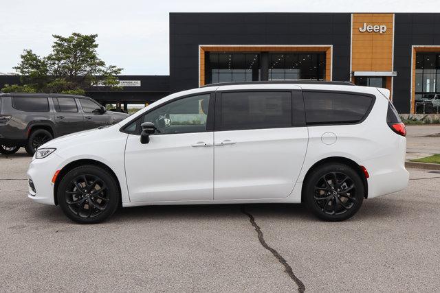 new 2026 Chrysler Pacifica car, priced at $51,913