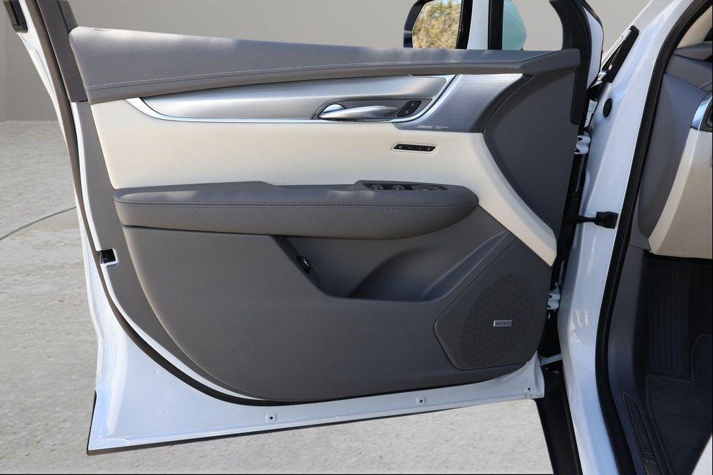 new 2025 Cadillac XT5 car, priced at $51,186