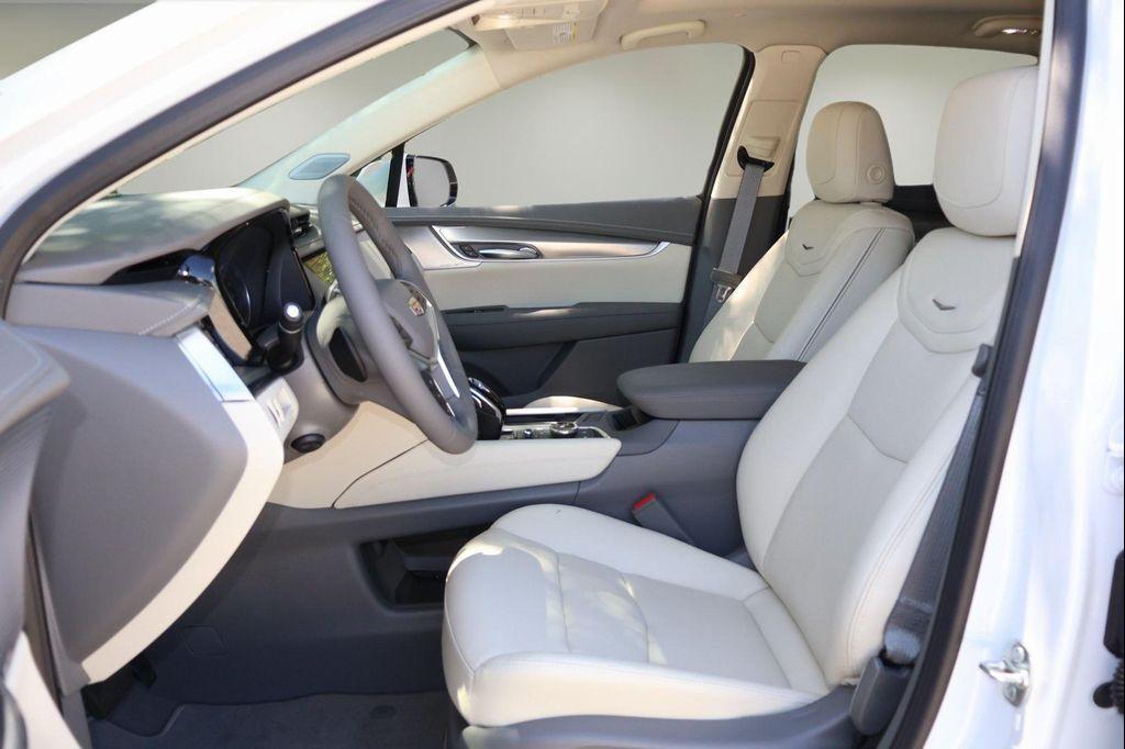 new 2025 Cadillac XT5 car, priced at $51,186