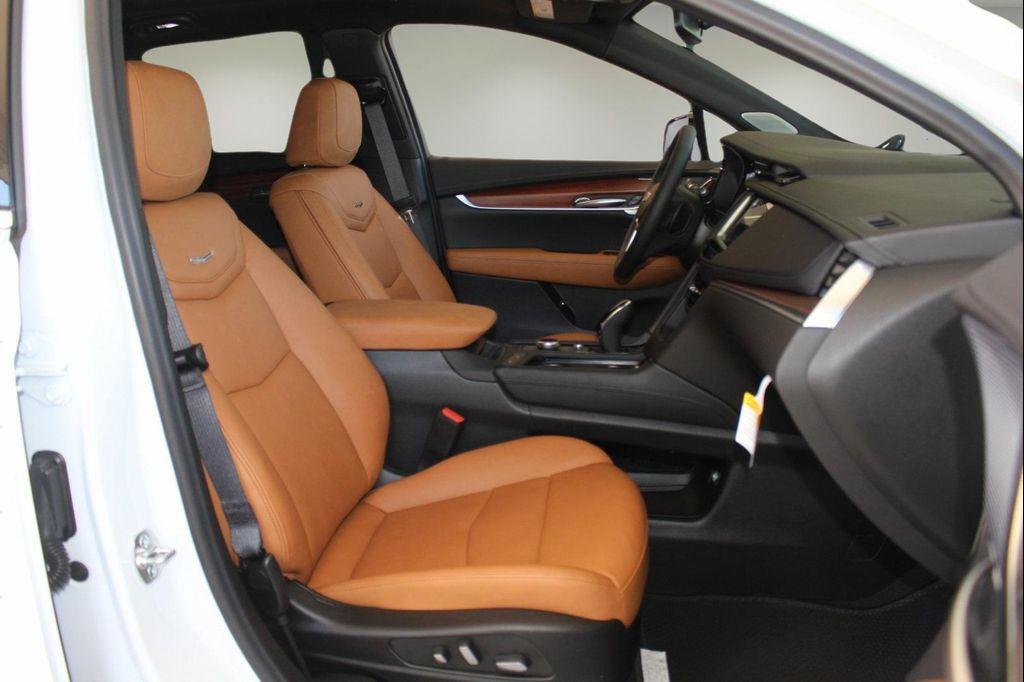 new 2025 Cadillac XT5 car, priced at $50,099