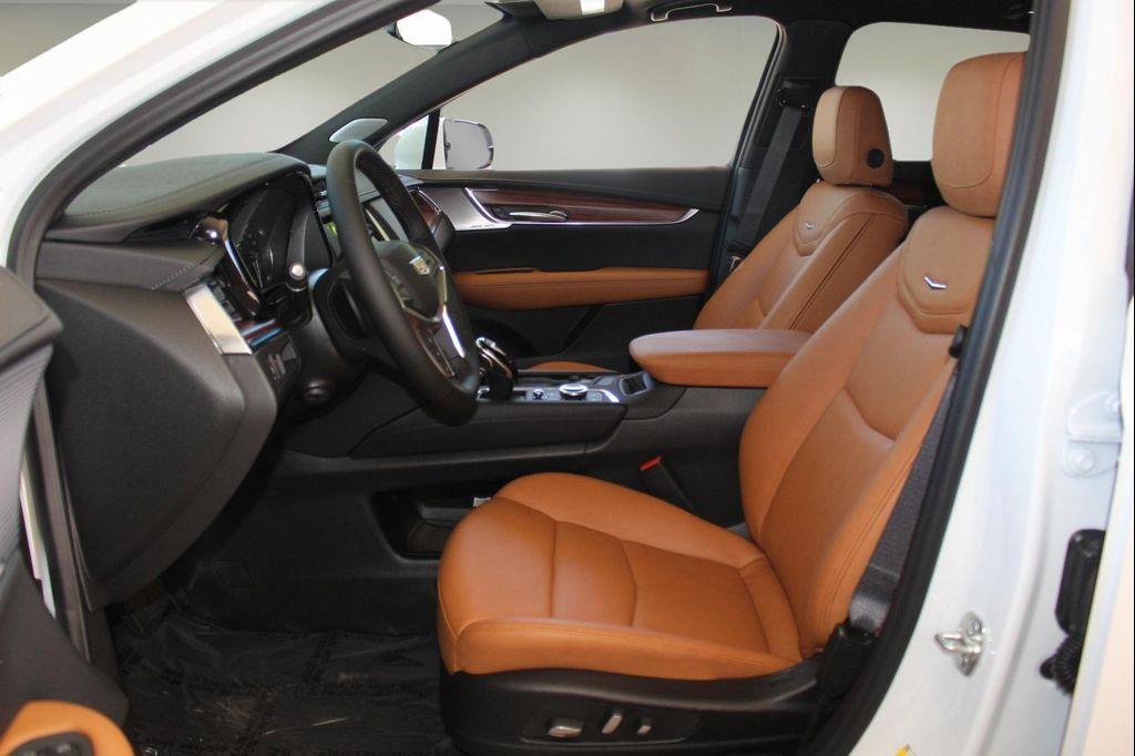 new 2025 Cadillac XT5 car, priced at $50,099