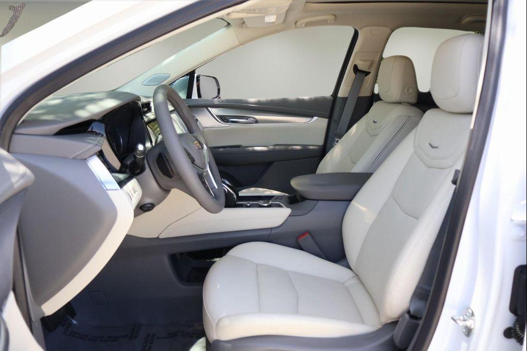 new 2025 Cadillac XT5 car, priced at $51,186