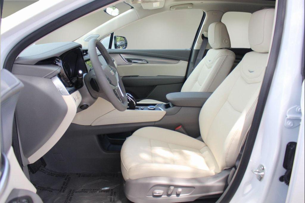 new 2025 Cadillac XT5 car, priced at $51,523