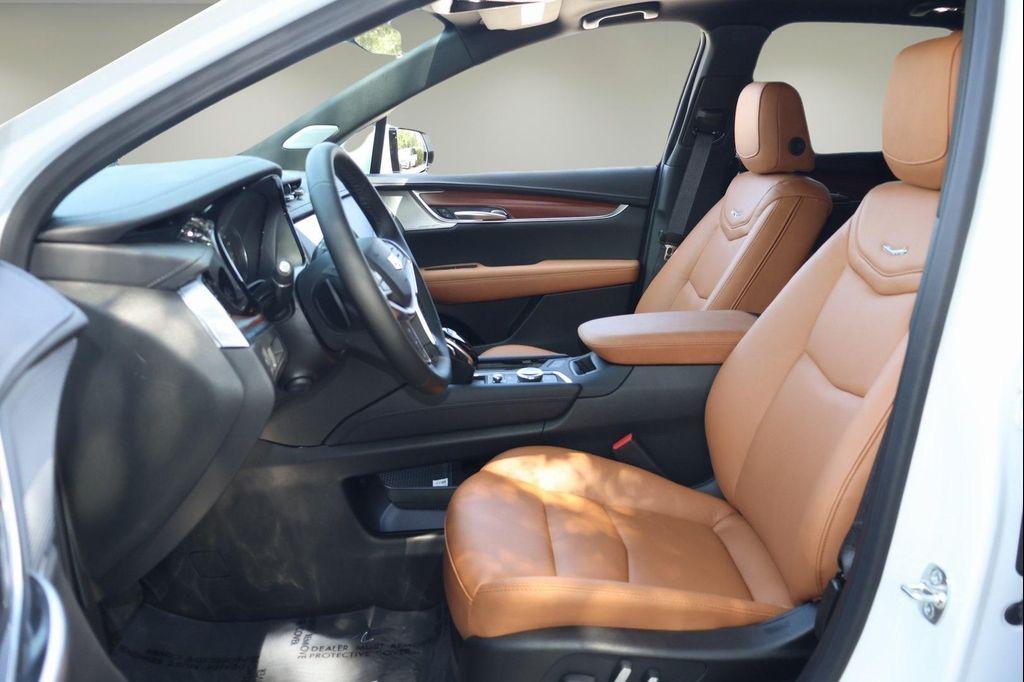 new 2025 Cadillac XT5 car, priced at $51,282