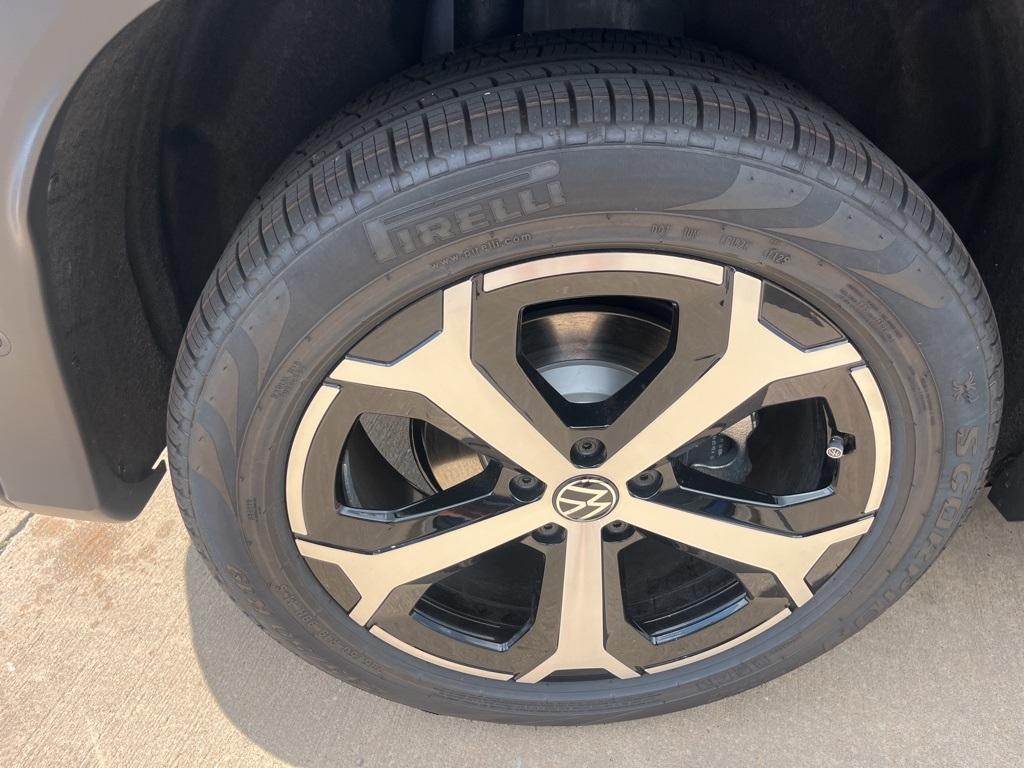 new 2025 Volkswagen Tiguan car, priced at $33,021