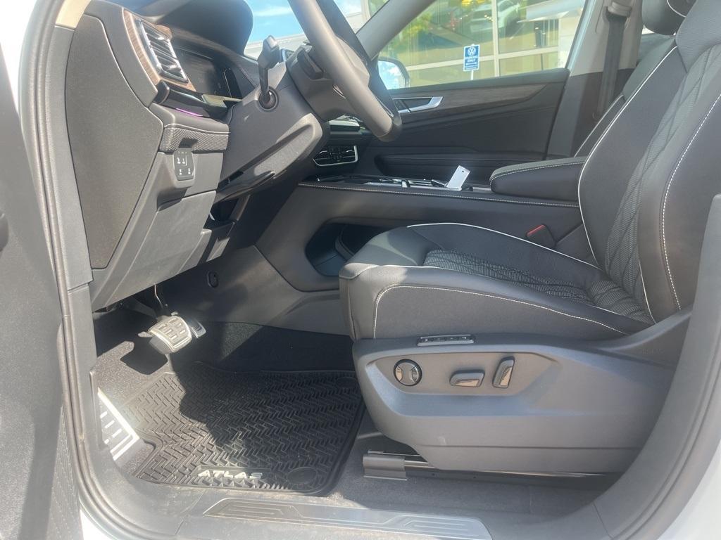 new 2025 Volkswagen Atlas car, priced at $51,848
