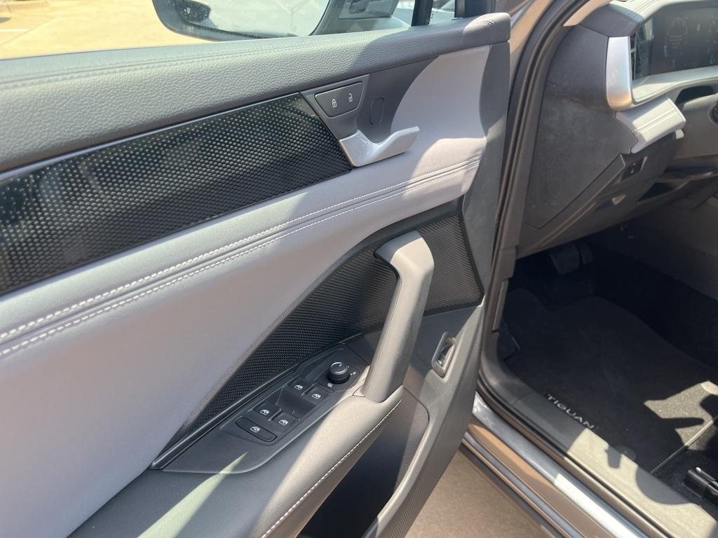 new 2025 Volkswagen Tiguan car, priced at $35,595