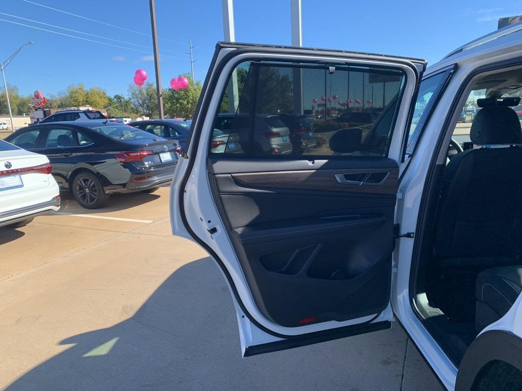 new 2025 Volkswagen Atlas car, priced at $54,581