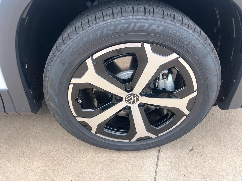 new 2025 Volkswagen Tiguan car, priced at $35,579