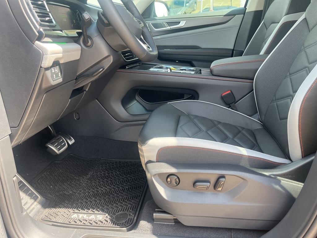 new 2025 Volkswagen Atlas car, priced at $46,577