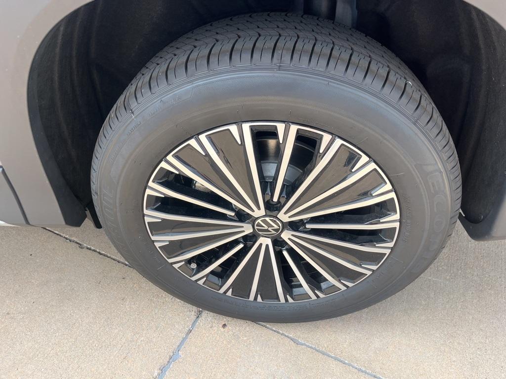 new 2025 Volkswagen Tiguan car, priced at $30,318