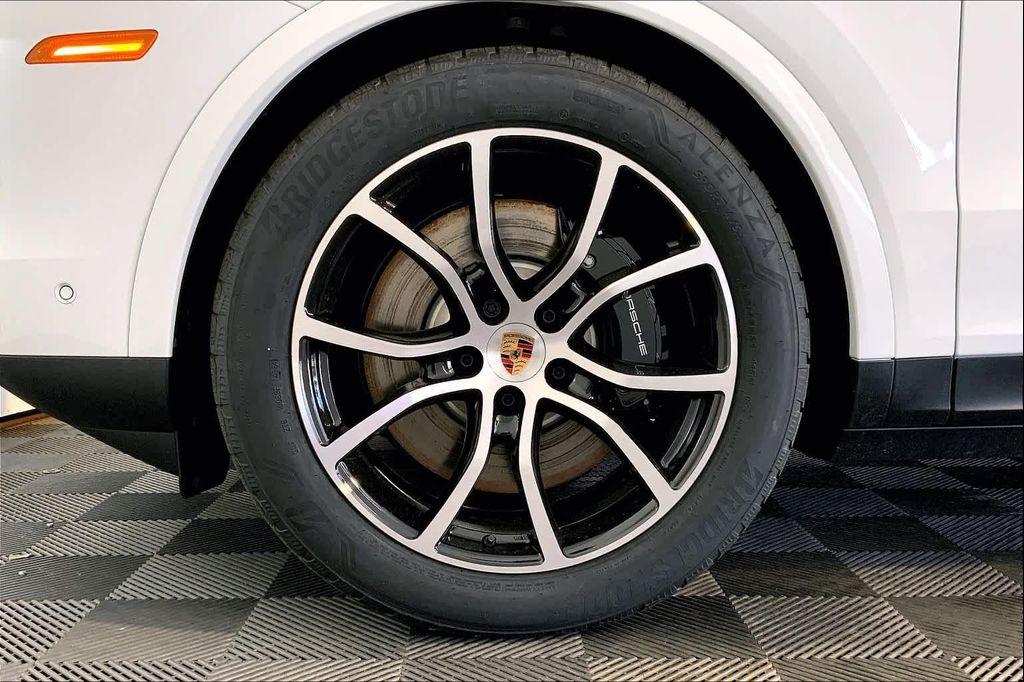 new 2025 Porsche Cayenne car, priced at $122,085