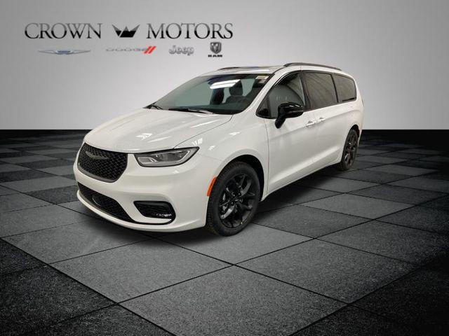 new 2024 Chrysler Pacifica car, priced at $42,767