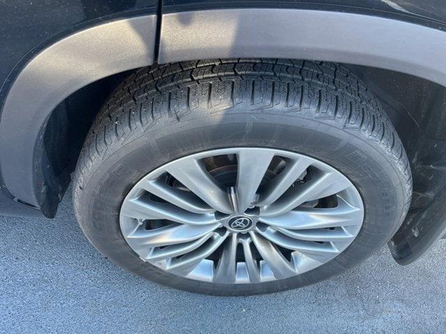 used 2021 Toyota Highlander car, priced at $34,863