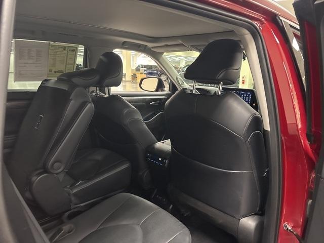 used 2021 Toyota Highlander car, priced at $31,974