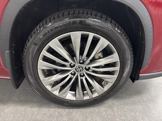 used 2021 Toyota Highlander car, priced at $31,974