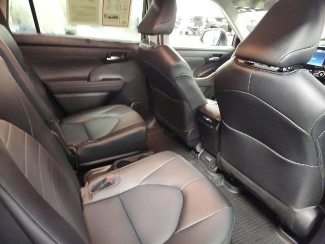 used 2022 Toyota Highlander car, priced at $38,974