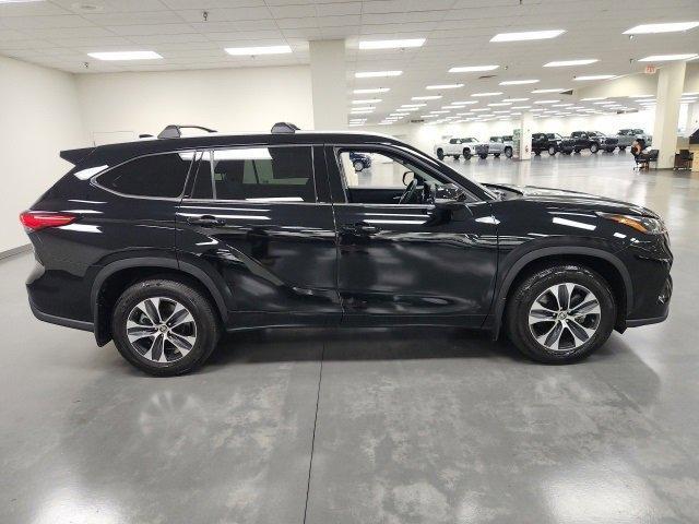 used 2022 Toyota Highlander car, priced at $38,618