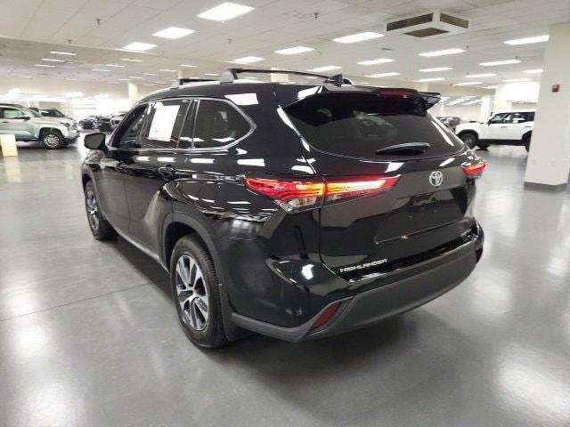 used 2022 Toyota Highlander car, priced at $38,618