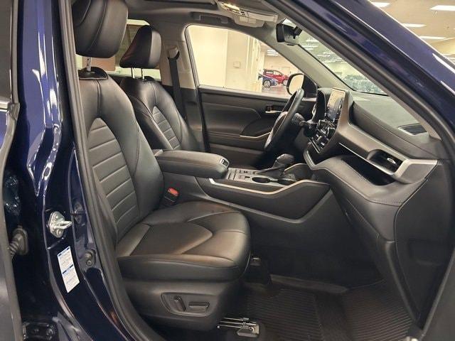 used 2022 Toyota Highlander car, priced at $39,098