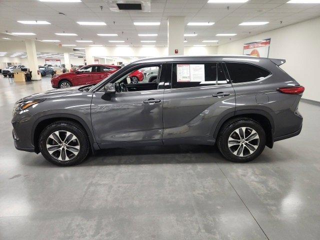 used 2022 Toyota Highlander car, priced at $33,552