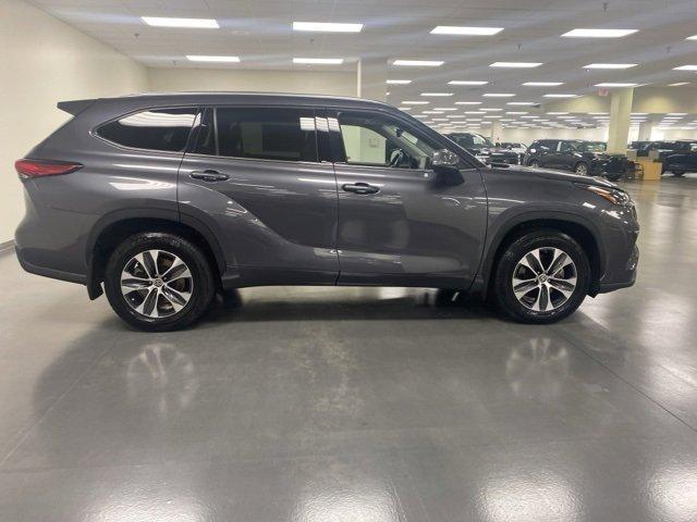 used 2021 Toyota Highlander car, priced at $31,300
