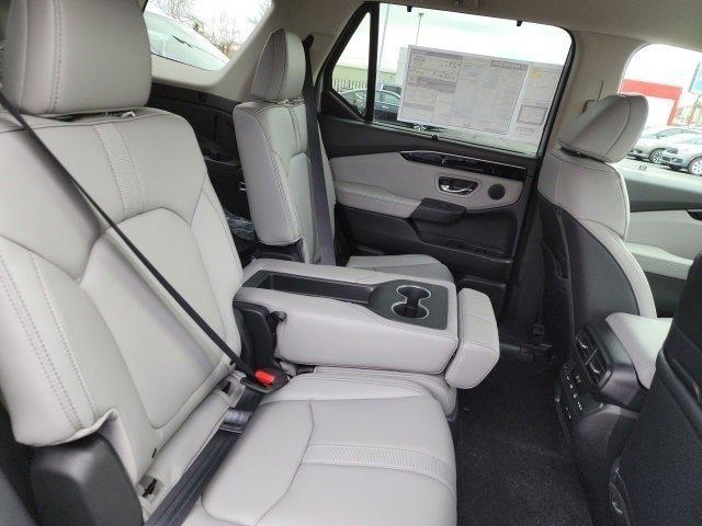 new 2025 Honda Pilot car, priced at $45,686