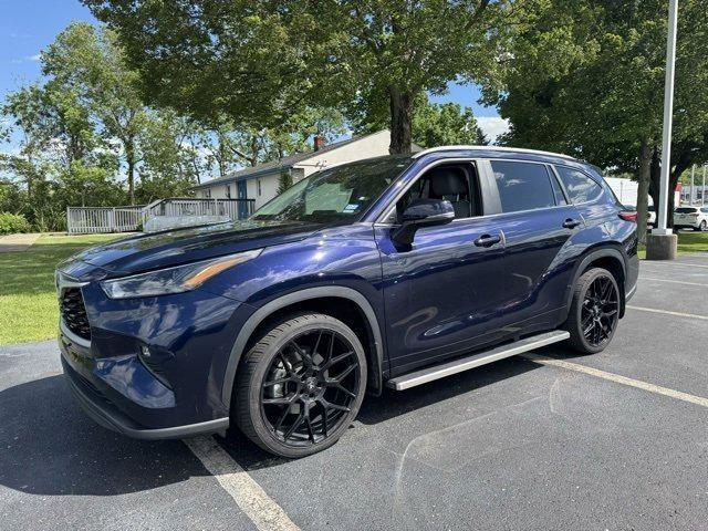 used 2023 Toyota Highlander car, priced at $37,498