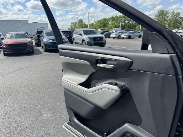 used 2023 Toyota Highlander car, priced at $37,498