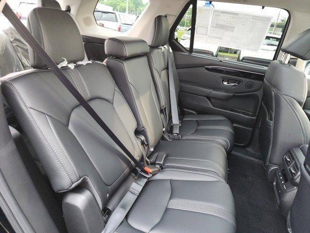 new 2025 Honda Pilot car, priced at $52,950