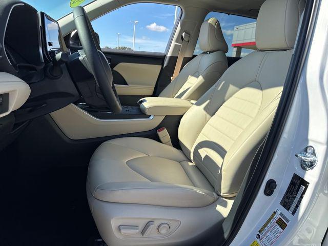 used 2025 Toyota Highlander car, priced at $46,995