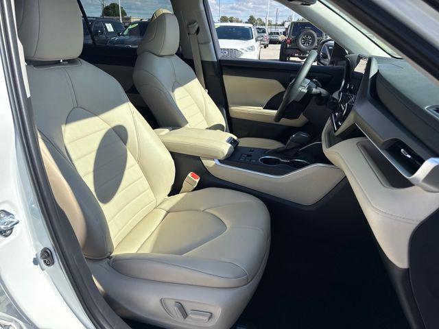 used 2025 Toyota Highlander car, priced at $46,995