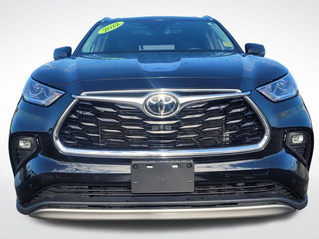 used 2022 Toyota Highlander car, priced at $39,995