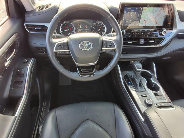 used 2022 Toyota Highlander car, priced at $41,995