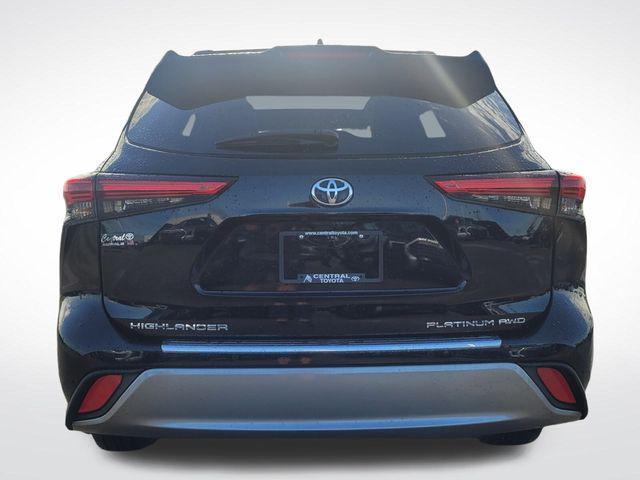 used 2022 Toyota Highlander car, priced at $39,995