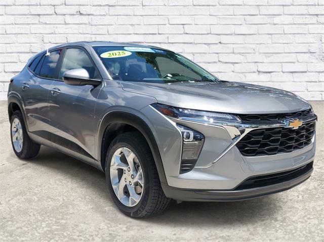 used 2025 Chevrolet Trax car, priced at $18,850