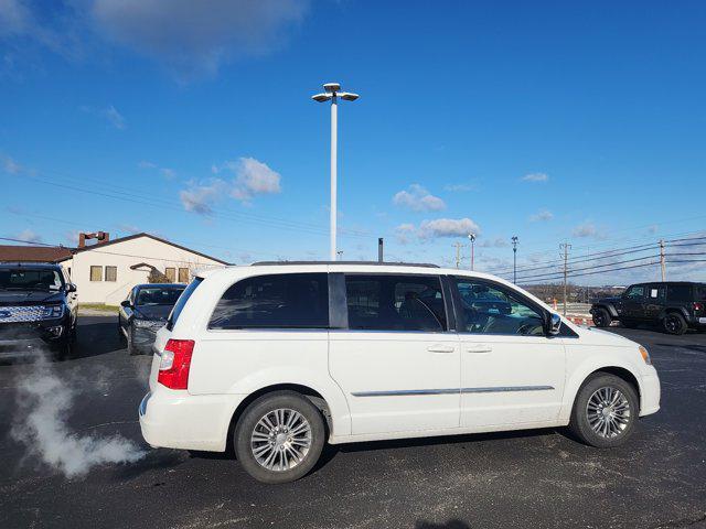 used 2014 Chrysler Town & Country car