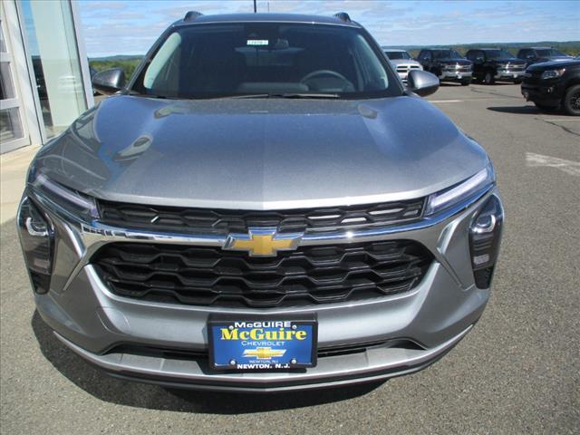 new 2025 Chevrolet Trax car, priced at $24,095