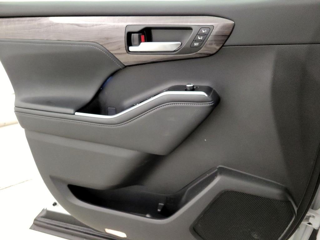 used 2025 Toyota Highlander car, priced at $52,998