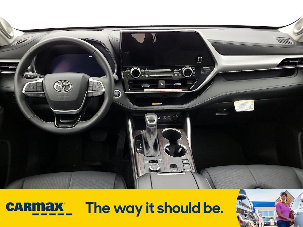 used 2025 Toyota Highlander car, priced at $52,998