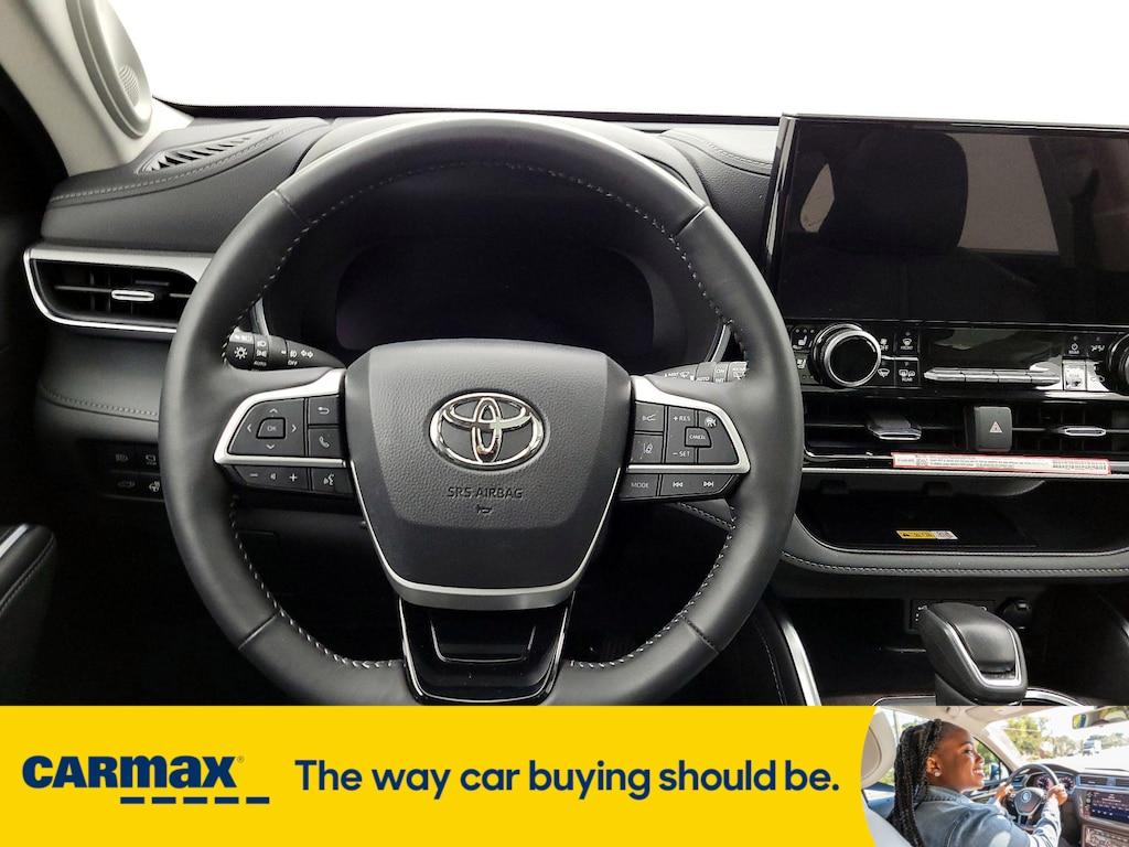 used 2025 Toyota Highlander car, priced at $52,998