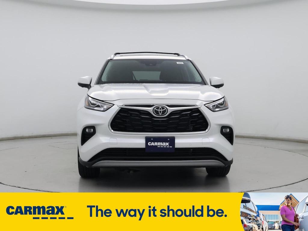 used 2025 Toyota Highlander car, priced at $52,998