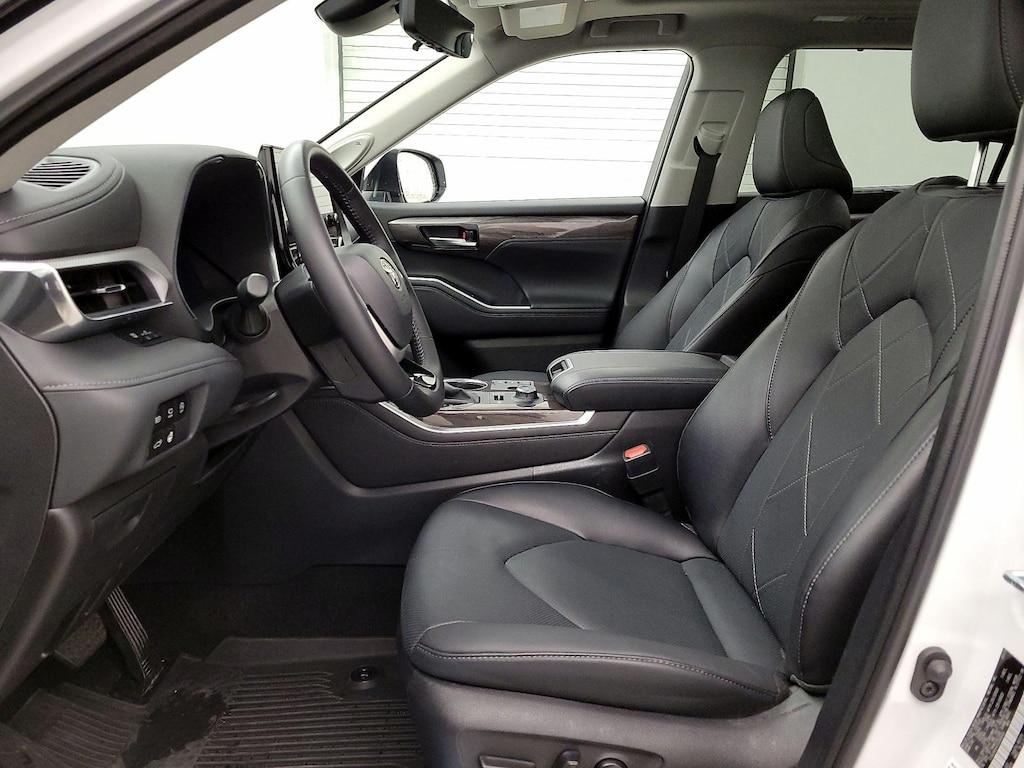 used 2025 Toyota Highlander car, priced at $52,998