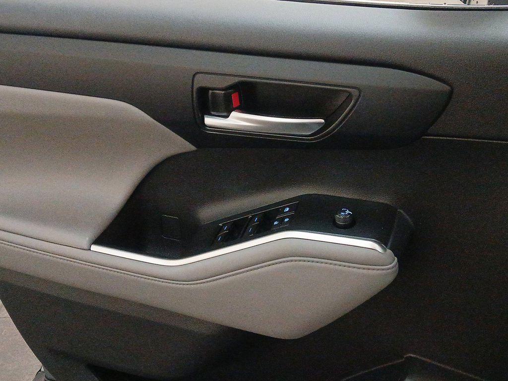 used 2022 Toyota Highlander car, priced at $40,900