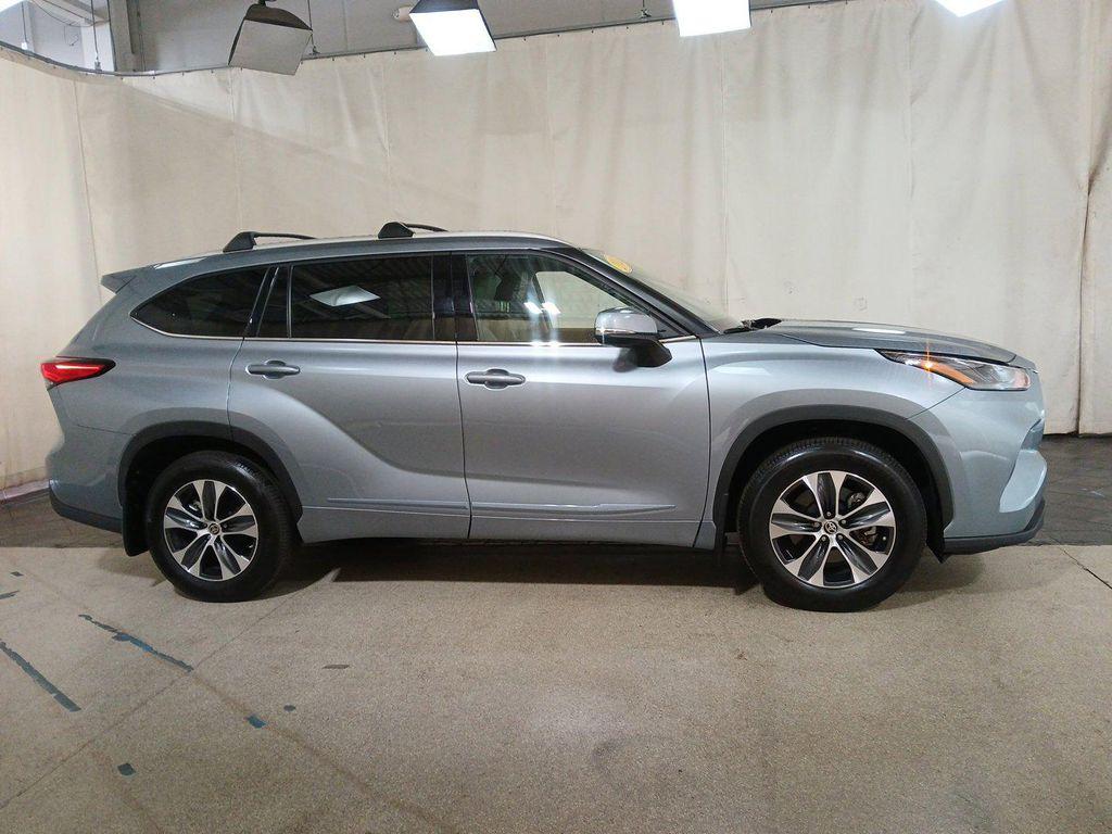 used 2022 Toyota Highlander car, priced at $40,900