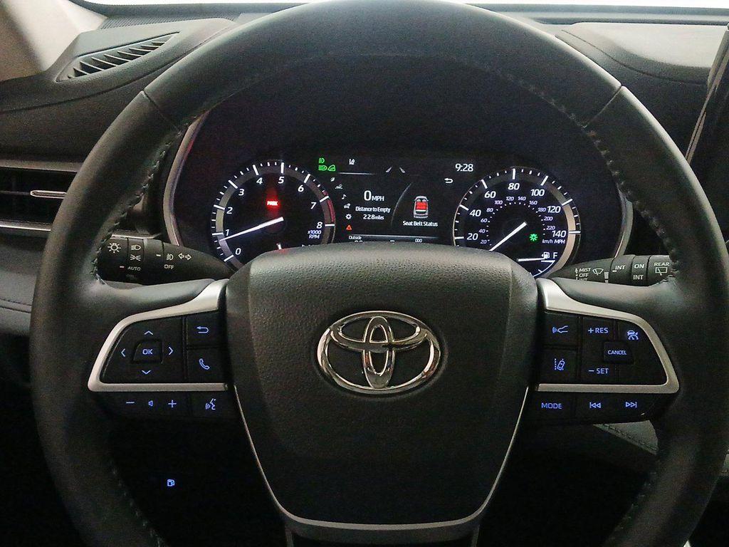 used 2022 Toyota Highlander car, priced at $40,900