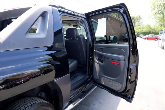 used 2004 Chevrolet Avalanche car, priced at $7,995
