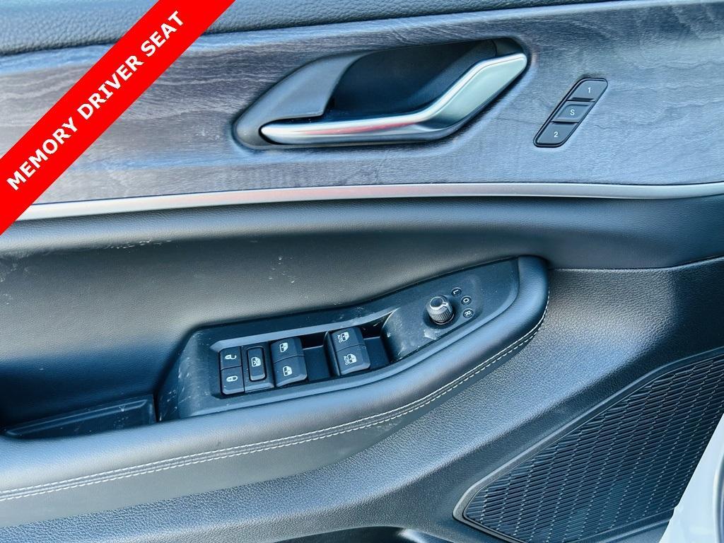 new 2025 Jeep Grand Cherokee car, priced at $43,014