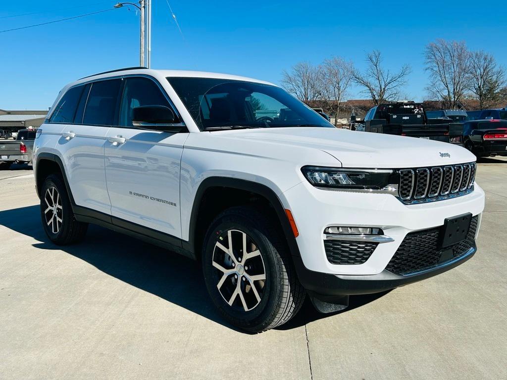 new 2025 Jeep Grand Cherokee car, priced at $43,014